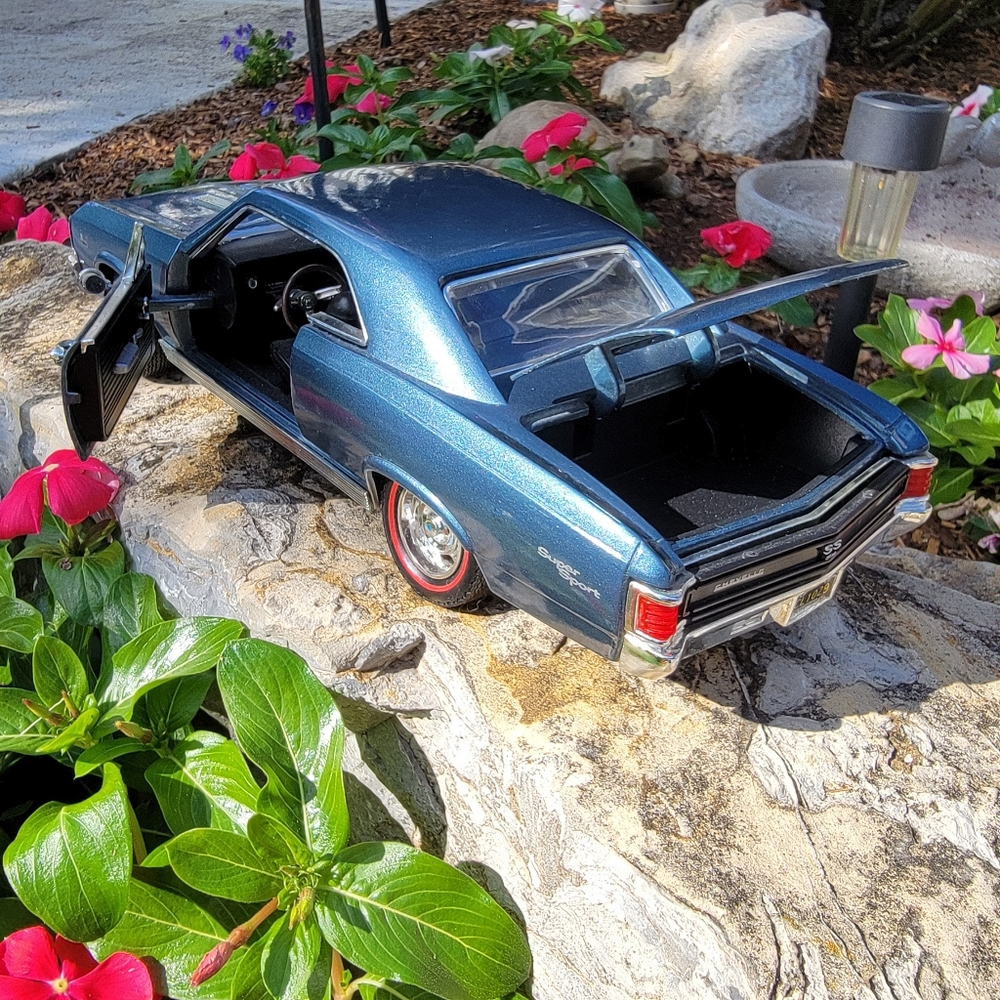 MOTORMAX ♡ 1967 Slate Blue Metallic Chevelle SS396 1:18 Scale Diecast Model - Picture 10 of 17